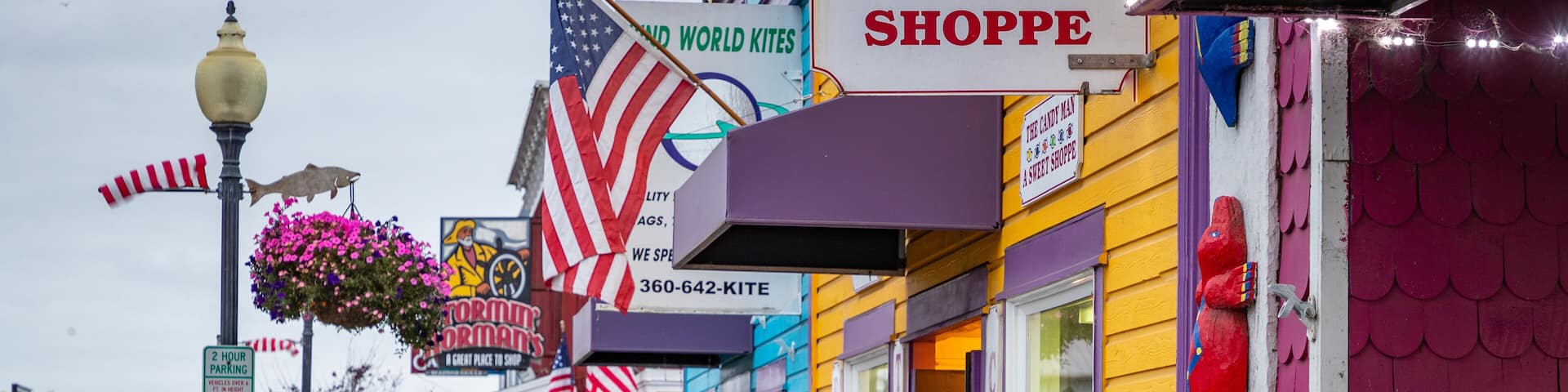 Long Beach showing street scenes as well as a family