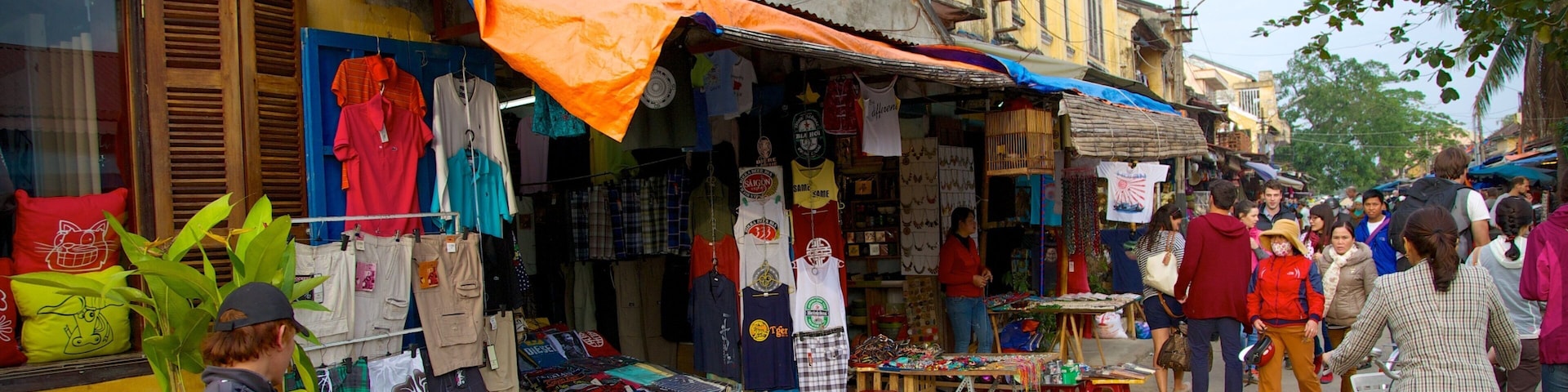 Centro de Hoi An caracterizando cenas de rua, mercados e ciclismo