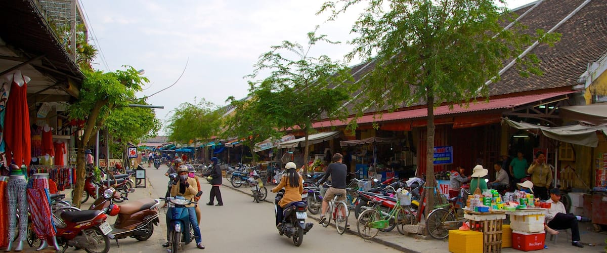 Centro de la ciudad de Hoi An que incluye paseos en motocicleta, escenas urbanas y una pequeña ciudad o pueblo