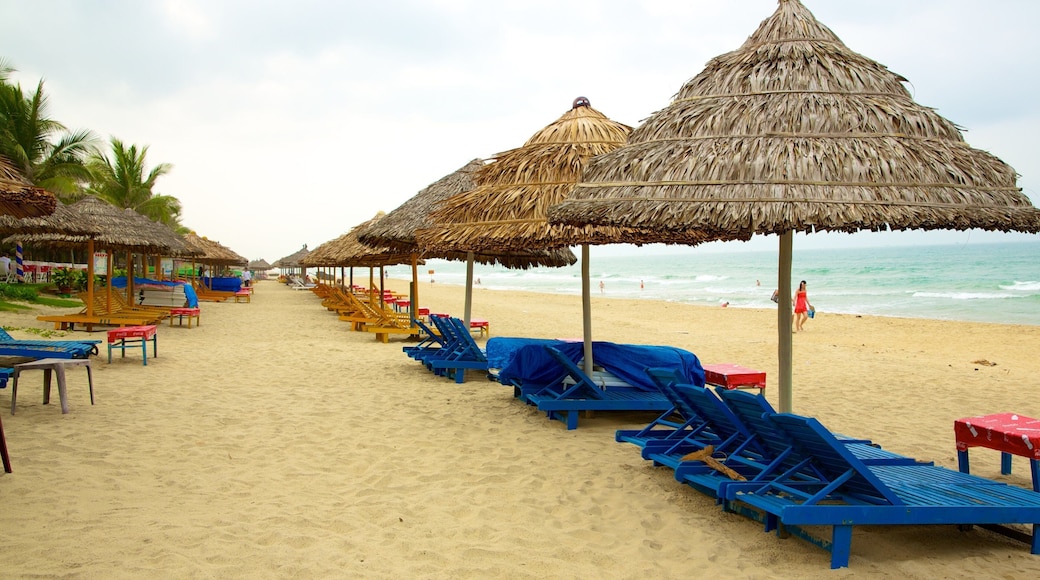 Playa Cua Dai mostrando un hotel o resort de lujo, escenas tropicales y una playa de arena
