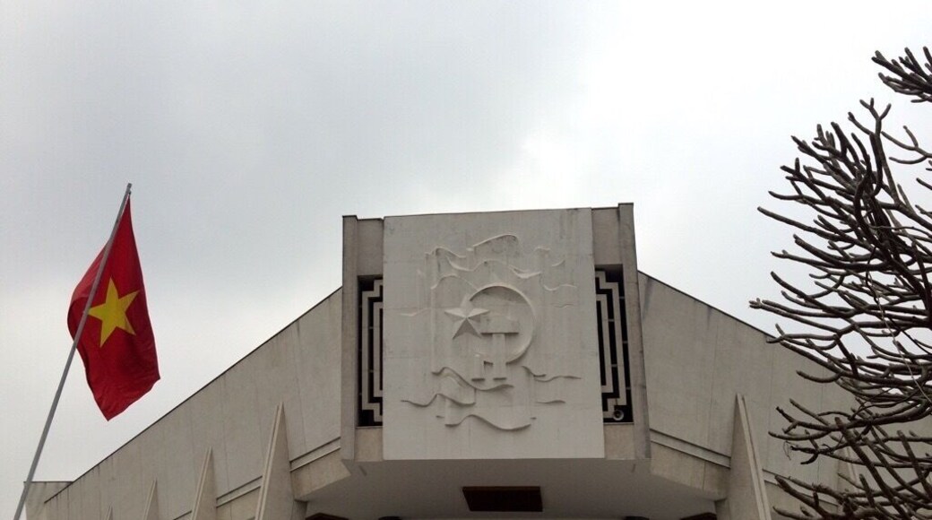 The Ho Chi Minh museum, -mausoleum was insightful, but make sure to get there early.