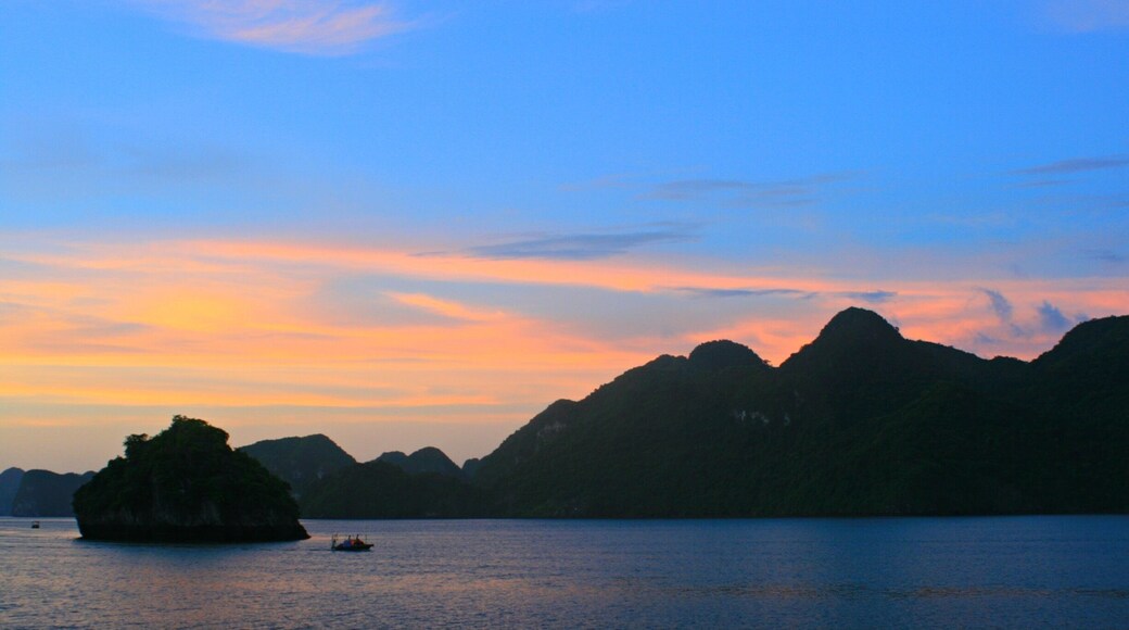 Sunset in Halong Bay. #asia #vietnam
#colorful