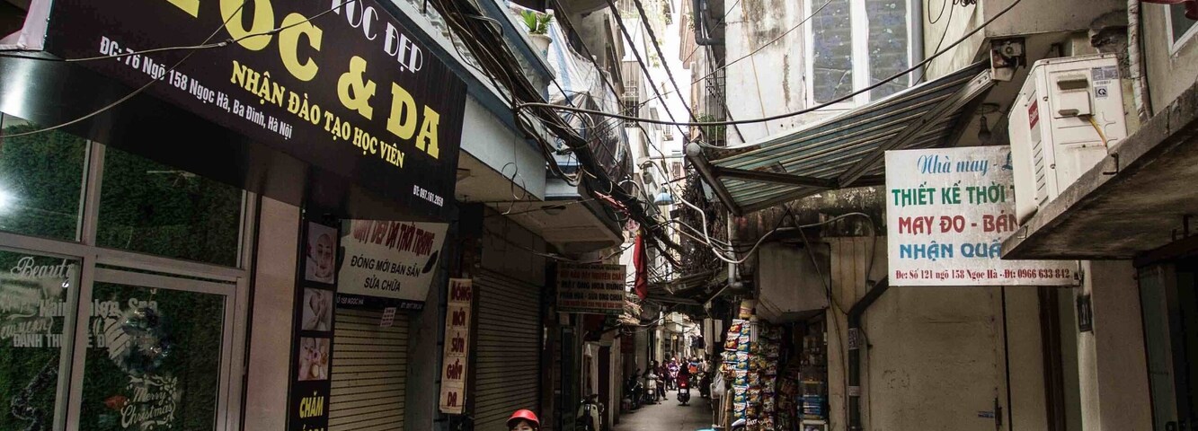 Using Google Maps in #Hanoi, #Vietnam 🇻🇳 was kind of funny because it marked little alleys like this as #roads. In a sense, I guess they are, but they are so narrow that they make the Shambles in York, UK look spacious and luxurious!
#LifeAtExpedia
