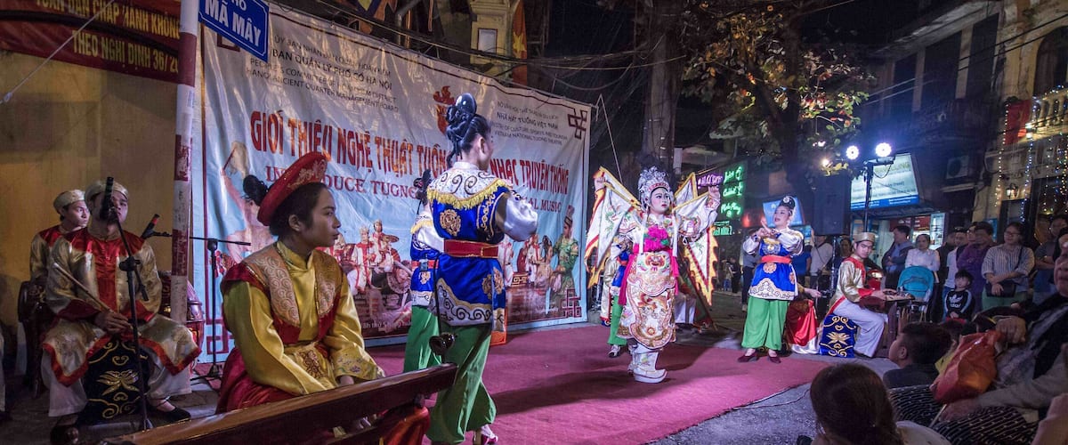 As I was exploring #Hanoi Old Quarter on my first evening in #Vietnam 🇻🇳, I came across this cultural performance. Watching how these unusual musical #instruments are played was fascinating, but watching the lead #actress somehow not cripple herself on the uneven ”stage” (basically a mat on the street) while wearing very clumpy shoes was even more so!
#LifeAtExpedia
