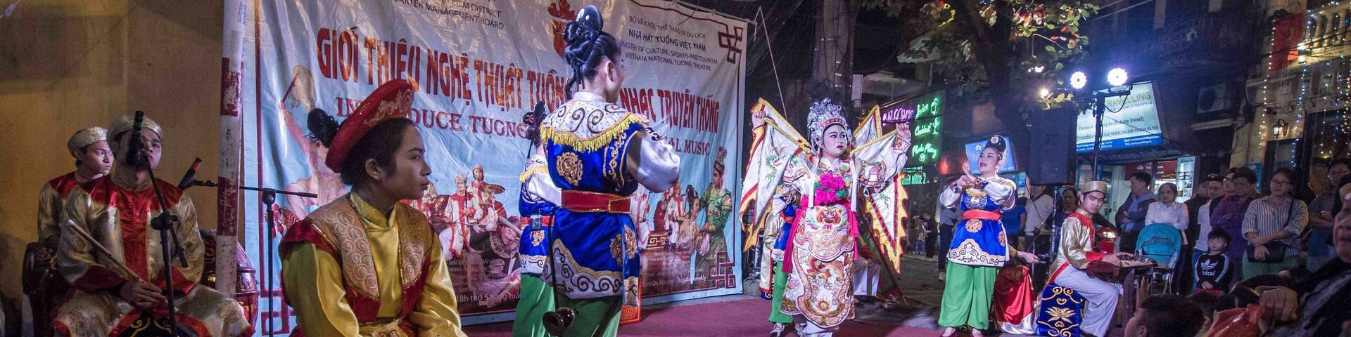 As I was exploring #Hanoi Old Quarter on my first evening in #Vietnam 🇻🇳, I came across this cultural performance. Watching how these unusual musical #instruments are played was fascinating, but watching the lead #actress somehow not cripple herself on the uneven ”stage” (basically a mat on the street) while wearing very clumpy shoes was even more so!
#LifeAtExpedia