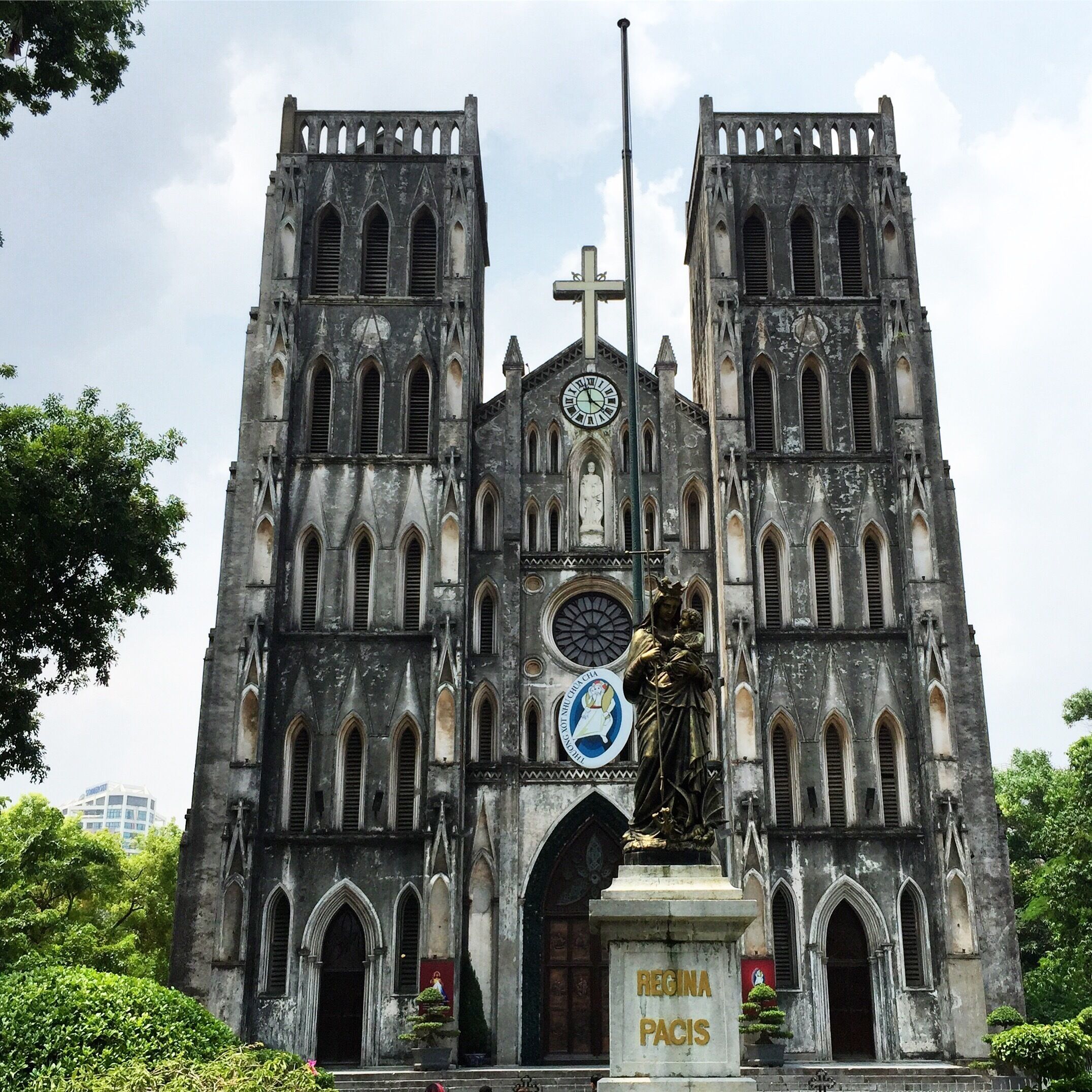 At first glance, I saw the resemblance of this cathedral and the Notre Dame de Paris. ⛪️ #wanderlust #worlderlust #globetrotter #intrepidtravel #thinklesstravelmore #commonwanderer #lonelyplanet #trover #traveljunkie #travelblogger #travelbuddy #traveller #wanderer #seetheworld #seethebeauty #traveltv #travelbug #travellife #traveltheworld #earthmedia #sharetravelpics #airhead #airheadsflock #outbounderlife #travelingram #travelstoke #travelandlife #travelogue #traveljournal #traveloften #travelasia