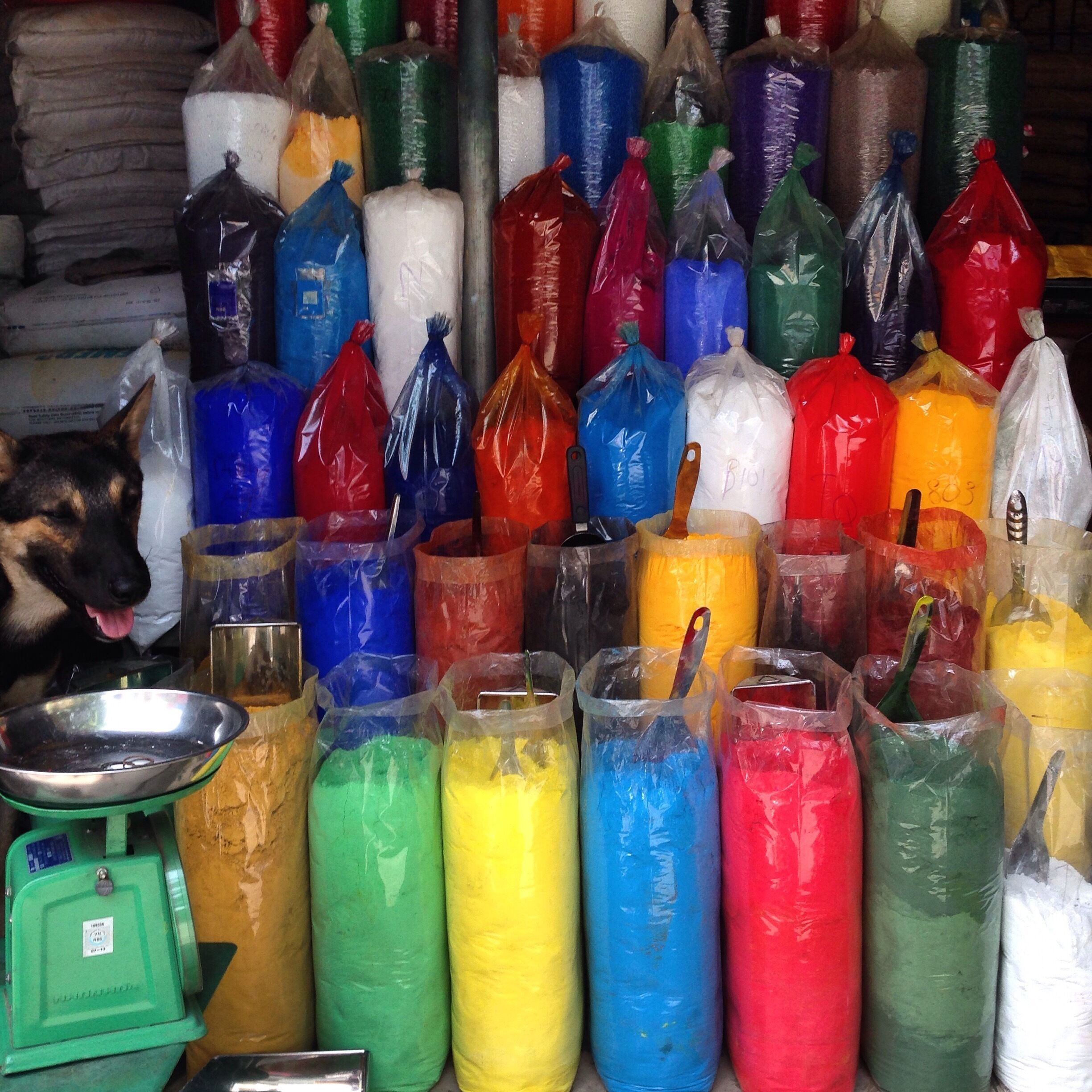 Close to the tempel of  literature there's a lot of things to see and do. Get a hair cut on the street. Get some coffee or bun Cha. Or take a look at one of the money colorful paint shops. Got to love the colors! #asia