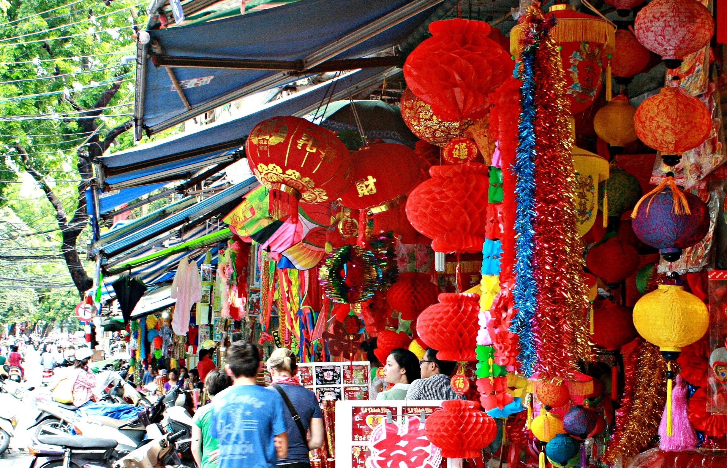 Shopping in Hanoi old quarter, so crazy but fun. #Vietnam #shopping #markets #Asia #colorful
