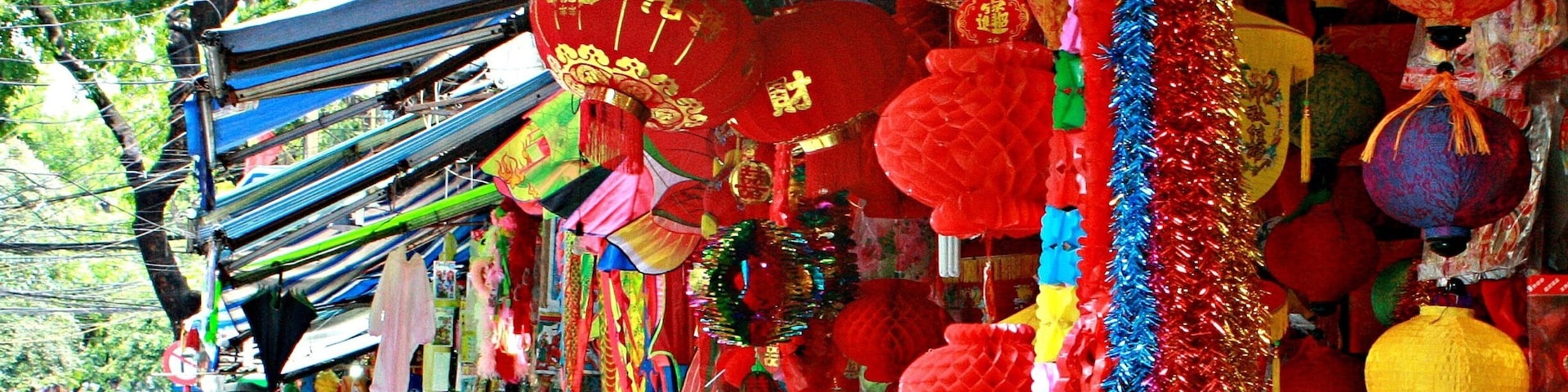 Shopping in Hanoi old quarter, so crazy but fun. #Vietnam #shopping #markets #Asia #colorful