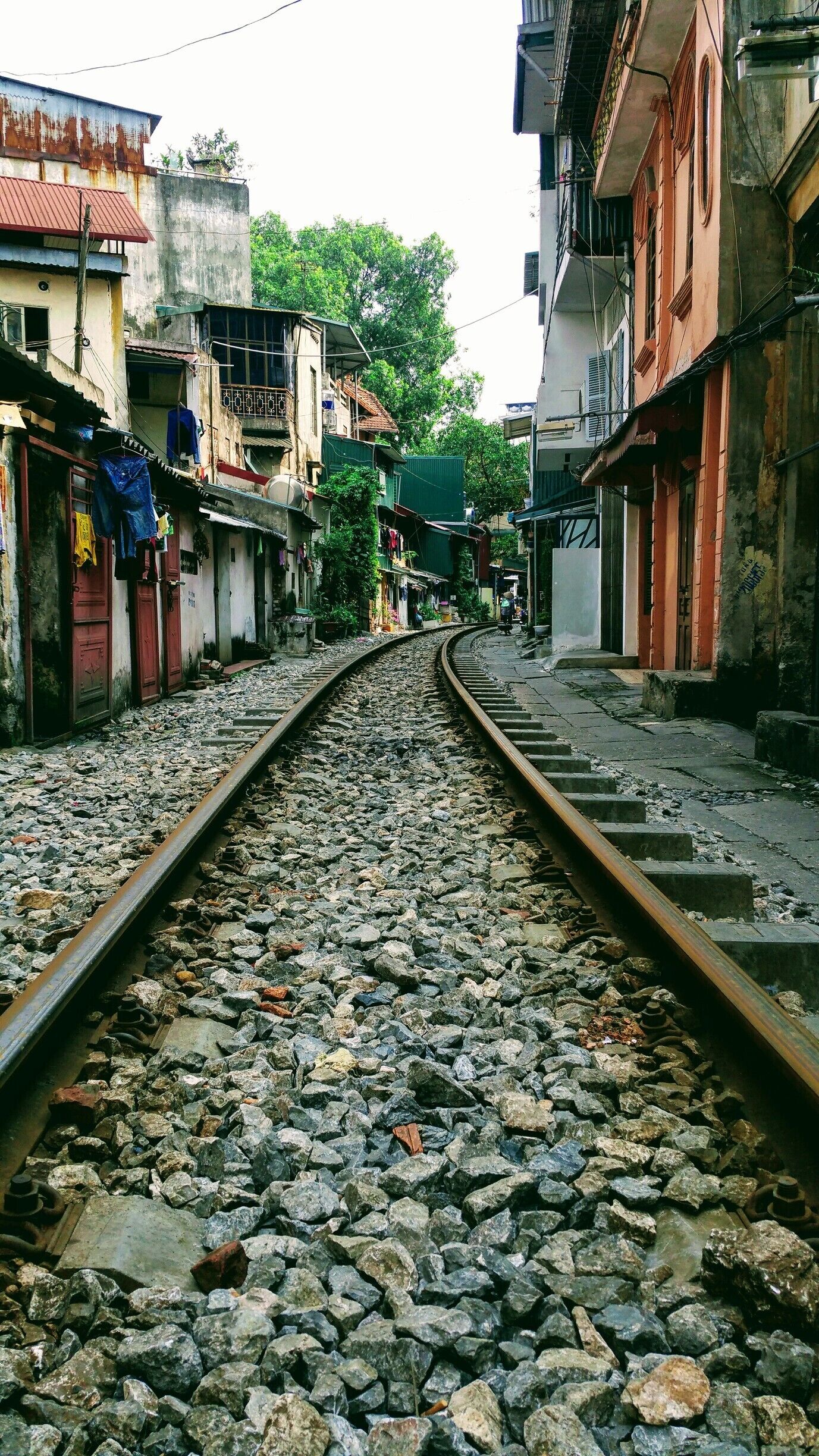 Vías de tren con edificios a ambos lados.