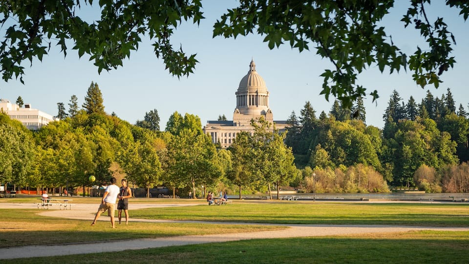 Olympia showing a garden, an administrative buidling and heritage architecture