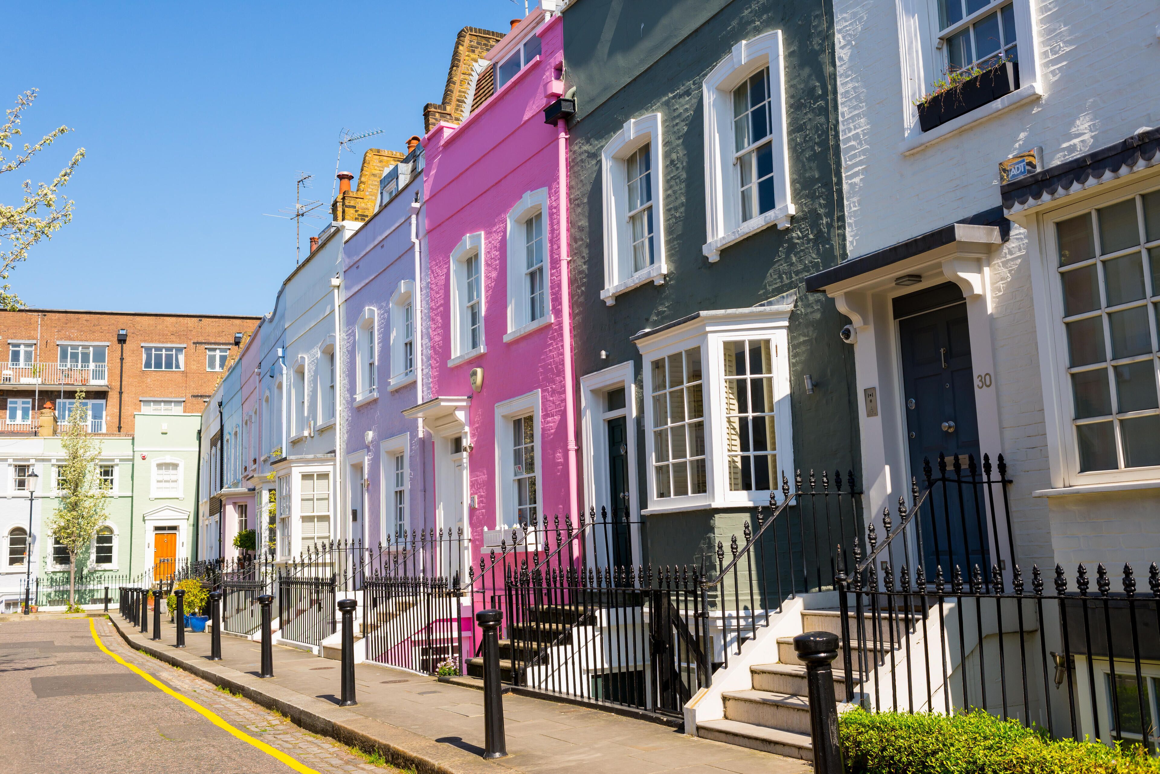 J2ATBH Pastel colored restored Victorian British houses in an elegant mews in Chelsea, London, UK