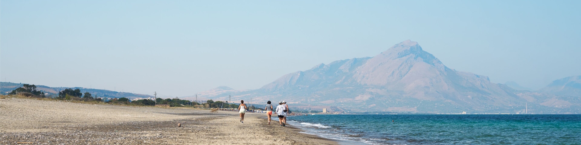 Una playa con una montaña al fondo.