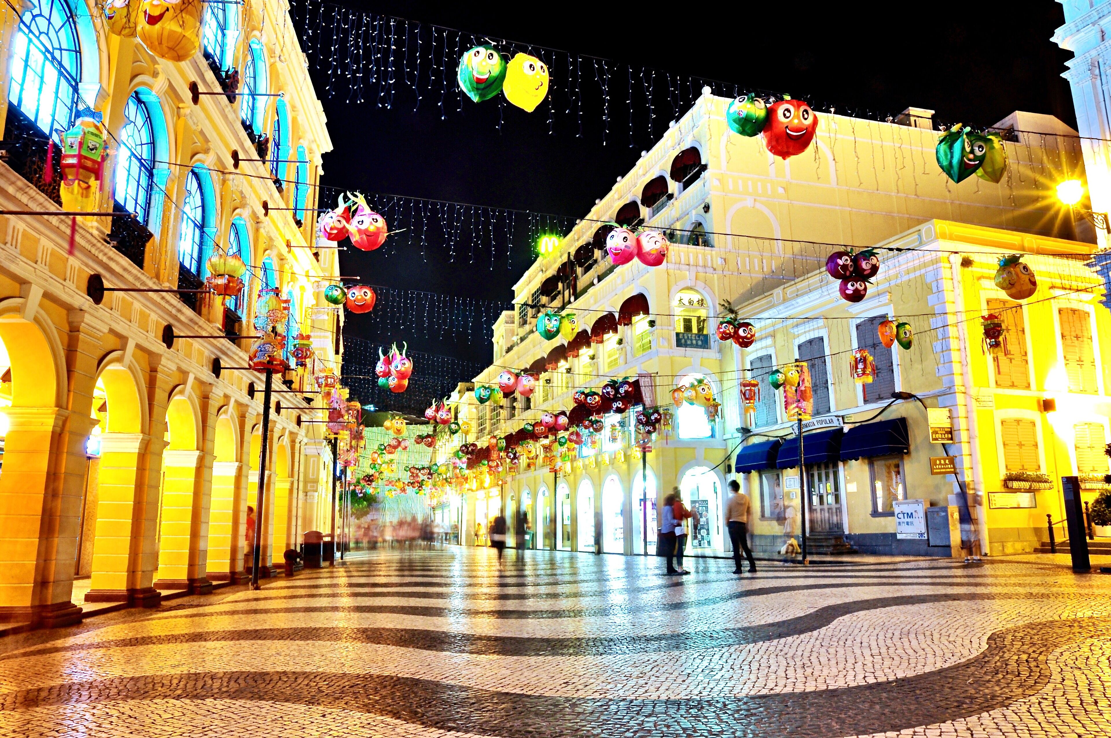 Sanado Square (Largo do Sanado) is one of the best places to see old Macau, and also one of the top four squares in Macau, it was listed into the UNSECO World Heritage Sites as part of Historic Centre of Macao. The square is paved in the traditional Portuguese pavement.
#Macau #square #golden #nightscape #UNSECOWorldHeritageSite