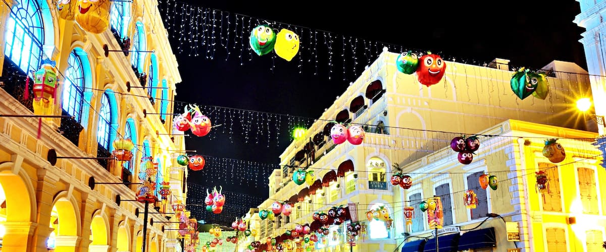 Sanado Square (Largo do Sanado) is one of the best places to see old Macau, and also one of the top four squares in Macau, it was listed into the UNSECO World Heritage Sites as part of Historic Centre of Macao. The square is paved in the traditional Portuguese pavement.
#Macau #square #golden #nightscape #UNSECOWorldHeritageSite
