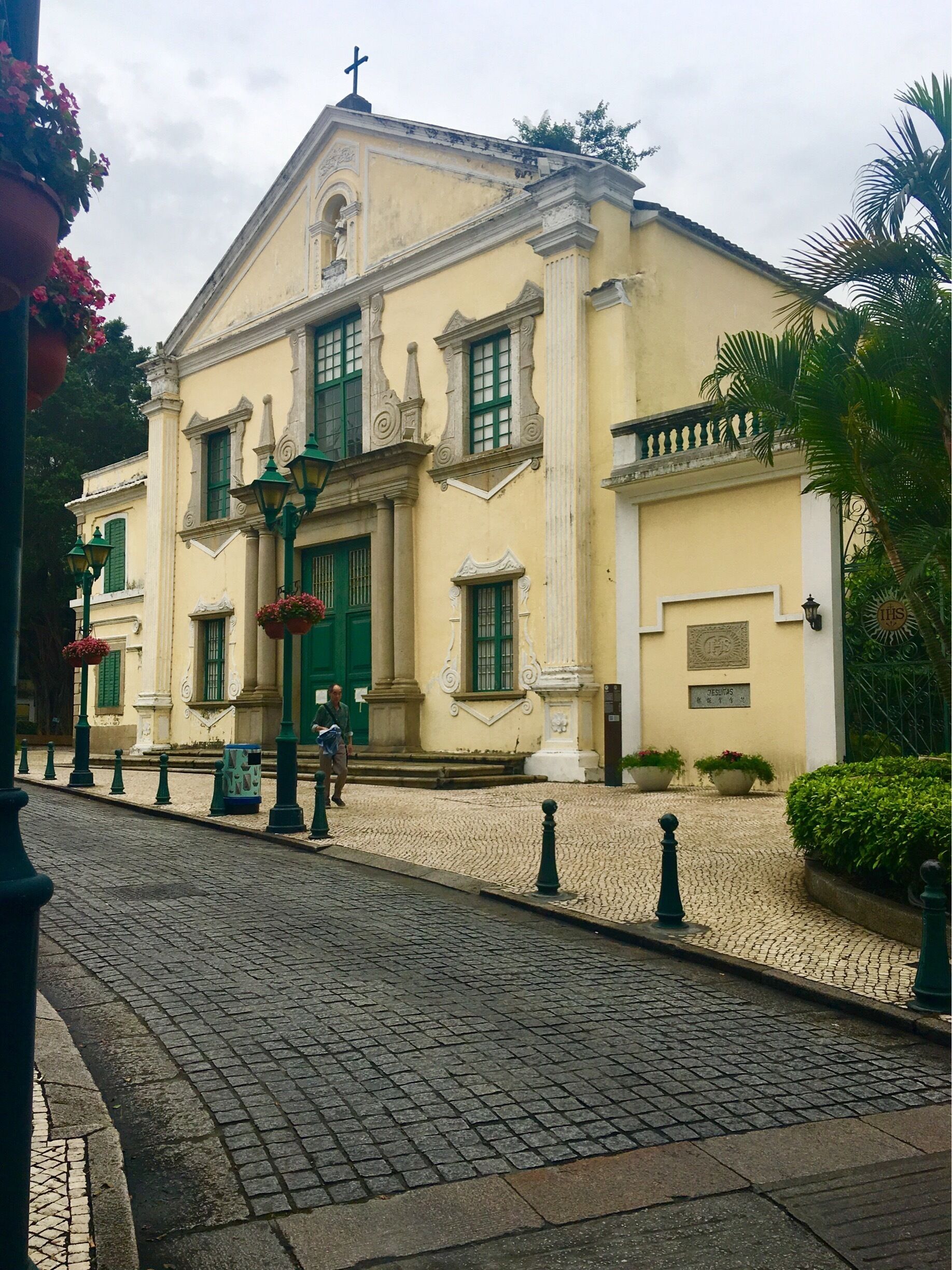 St Lawrence's church built by Portuguese missionaries in the historic centre of Macau in 1560. 
More at: http://wp.me/p7CVI8-15p
#macau #portuguesearchitecture #china #travel #traveler #traveling #travelblogger #iphonephotography #iphone6splus #mariadasstheworld
