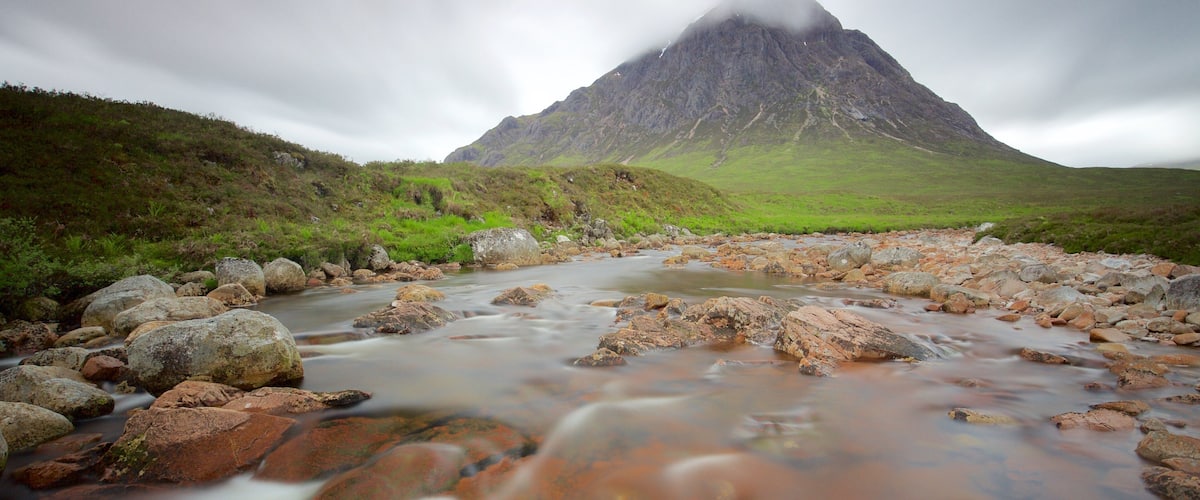 Glencoe que incluye montañas, un río o arroyo y escenas tranquilas