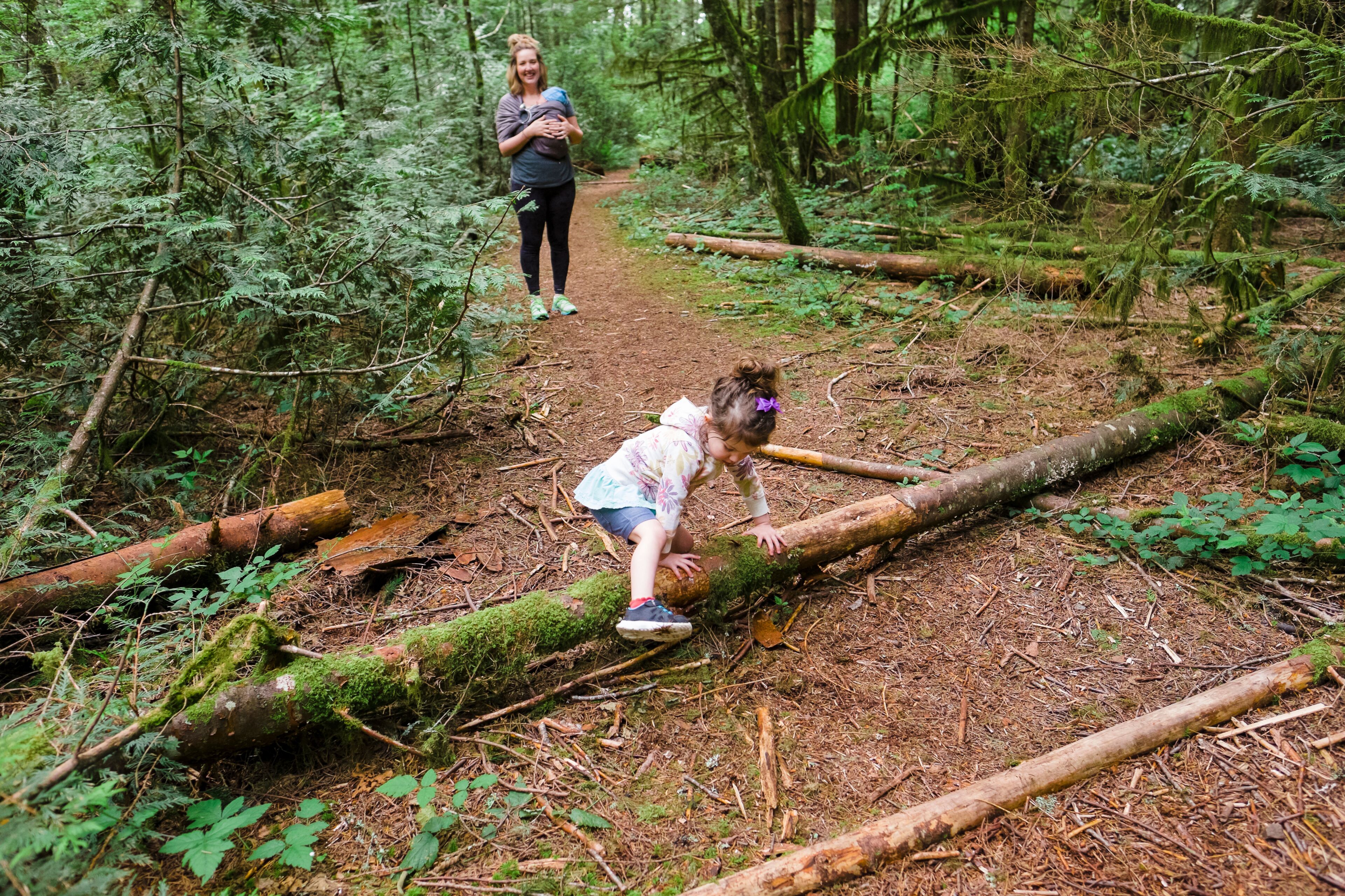 Young kids hiking the Horse Rock Ridge Trail near Eugene Oregon.