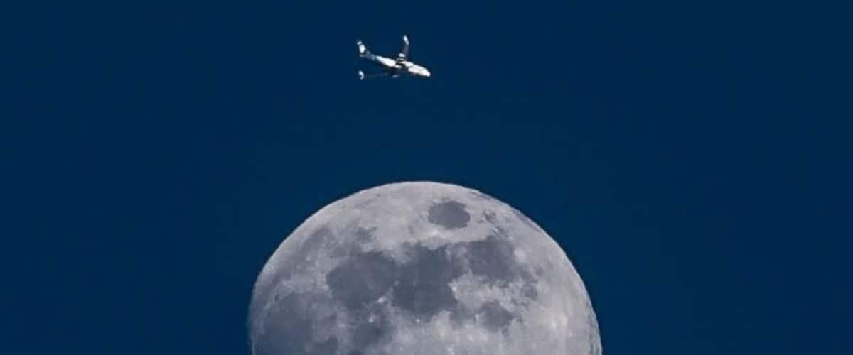 Alaska Airlines flight over the moon. #BVSBlue