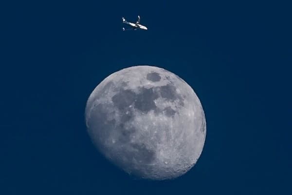 Alaska Airlines flight over the moon. #BVSBlue