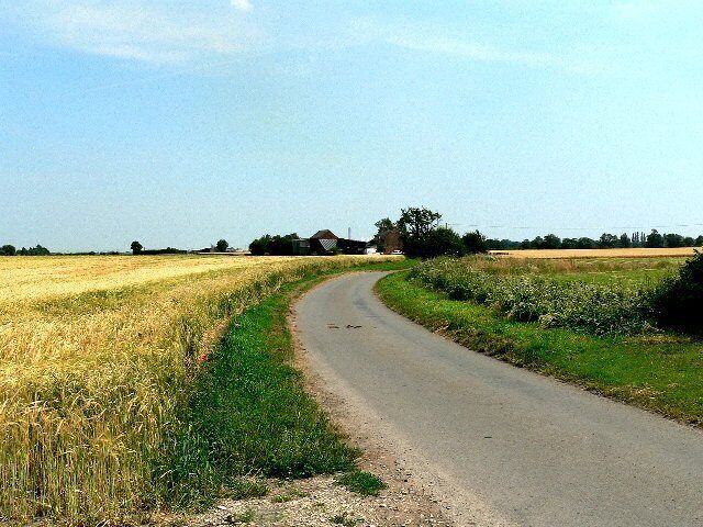 Garman Carr Lane towards Lodge Hill. "Hill" is a relative term in this flat terrain