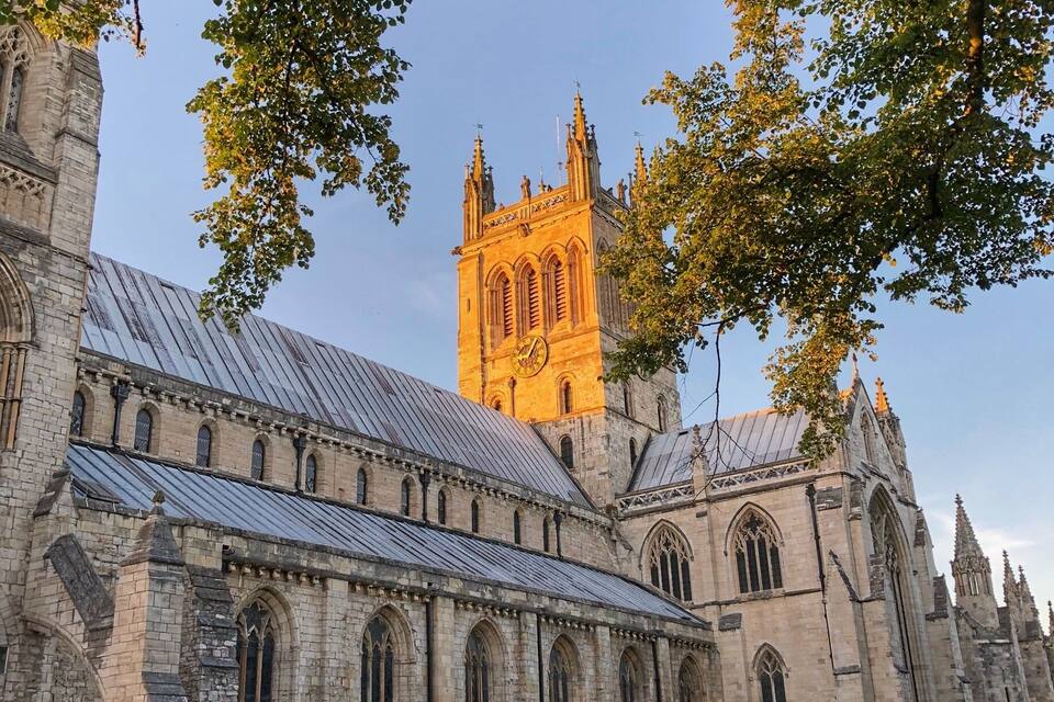 Una catedral histórica con una imponente torre de reloj y arquitectura gótica.