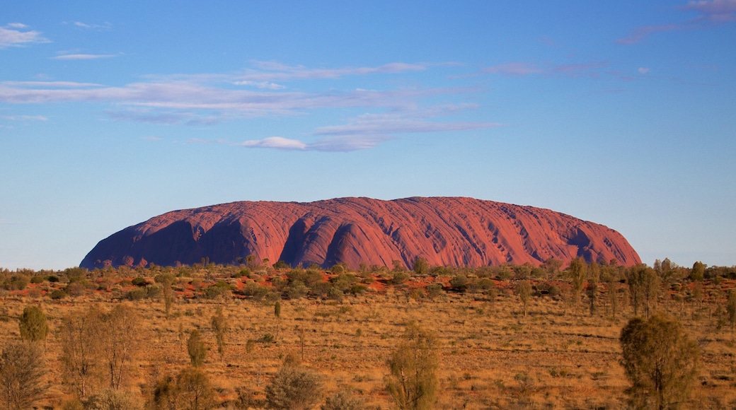 Uluru showing landscape views and desert views
