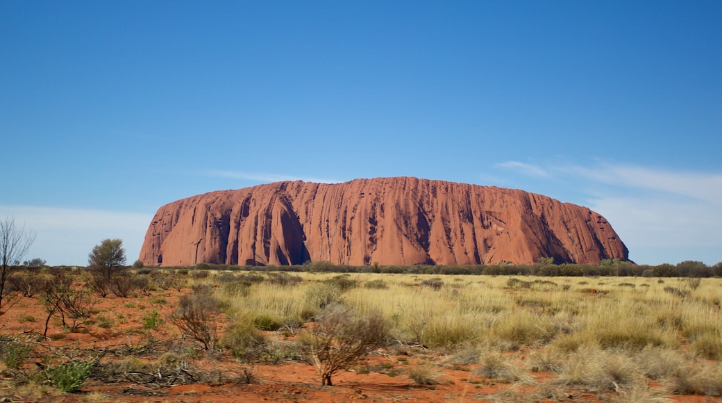 Yulara showing tranquil scenes, a monument and landscape views