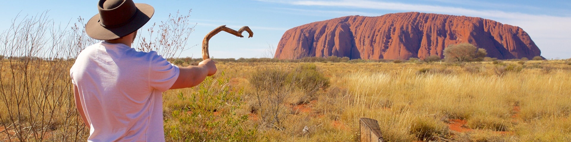 Parque Nacional Uluru-Kata Tjuta ofreciendo paisajes desérticos y también un hombre