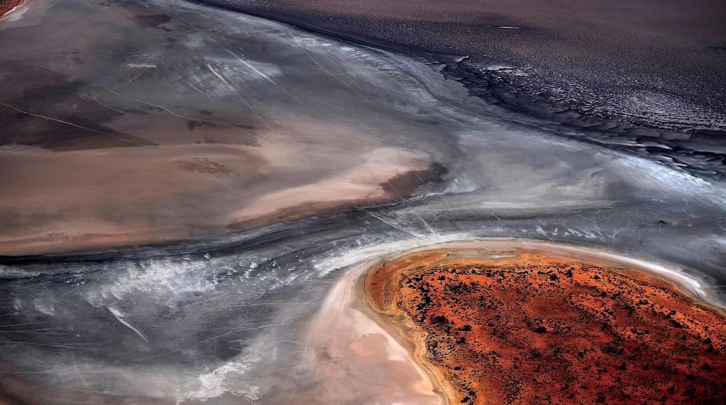 Uluru-Kata Tjuta National Park featuring desert views