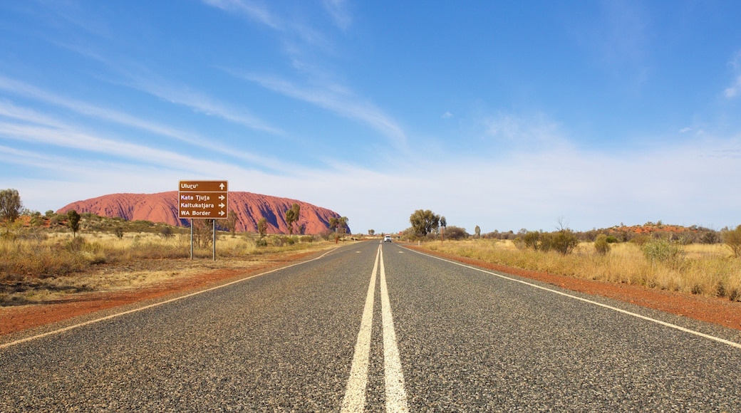 Parque Nacional Uluru-Kata Tjuta mostrando vistas de paisajes, escenas urbanas y vistas al desierto