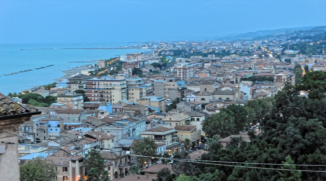Grottammare 2013 Dieses Foto entstand in Zusammenarbeit mit Stadtbesichtigungen.de Die Seiten Stadtbesichtigungen.de, der dazugehörige Reise Blog sowie die Facebookseite: Stadtbesichtigungen Rom dürfen dieses Bild für Ihre Veröffentlichungen ohne den Hinweis auf Wikipedia, Commons bzw der Lizenz verwenden. Die Verantwortlichen habe von mir (Ra Boe) die Originaldaten zur freien Verfügung übermittelt bekommen.