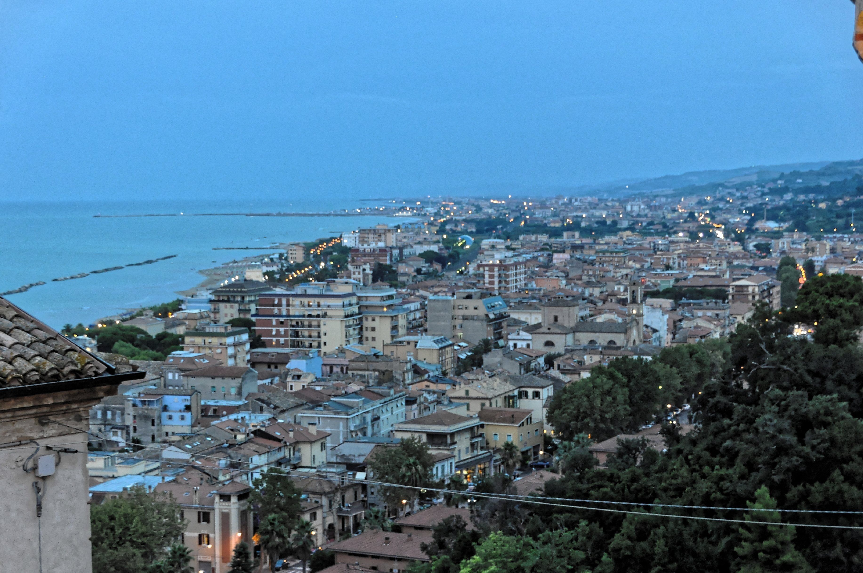 Grottammare 2013 Dieses Foto entstand in Zusammenarbeit mit Stadtbesichtigungen.de Die Seiten Stadtbesichtigungen.de, der dazugehörige Reise Blog sowie die Facebookseite: Stadtbesichtigungen Rom dürfen dieses Bild für Ihre Veröffentlichungen ohne den Hinweis auf Wikipedia, Commons bzw der Lizenz verwenden. Die Verantwortlichen habe von mir (Ra Boe) die Originaldaten zur freien Verfügung übermittelt bekommen.