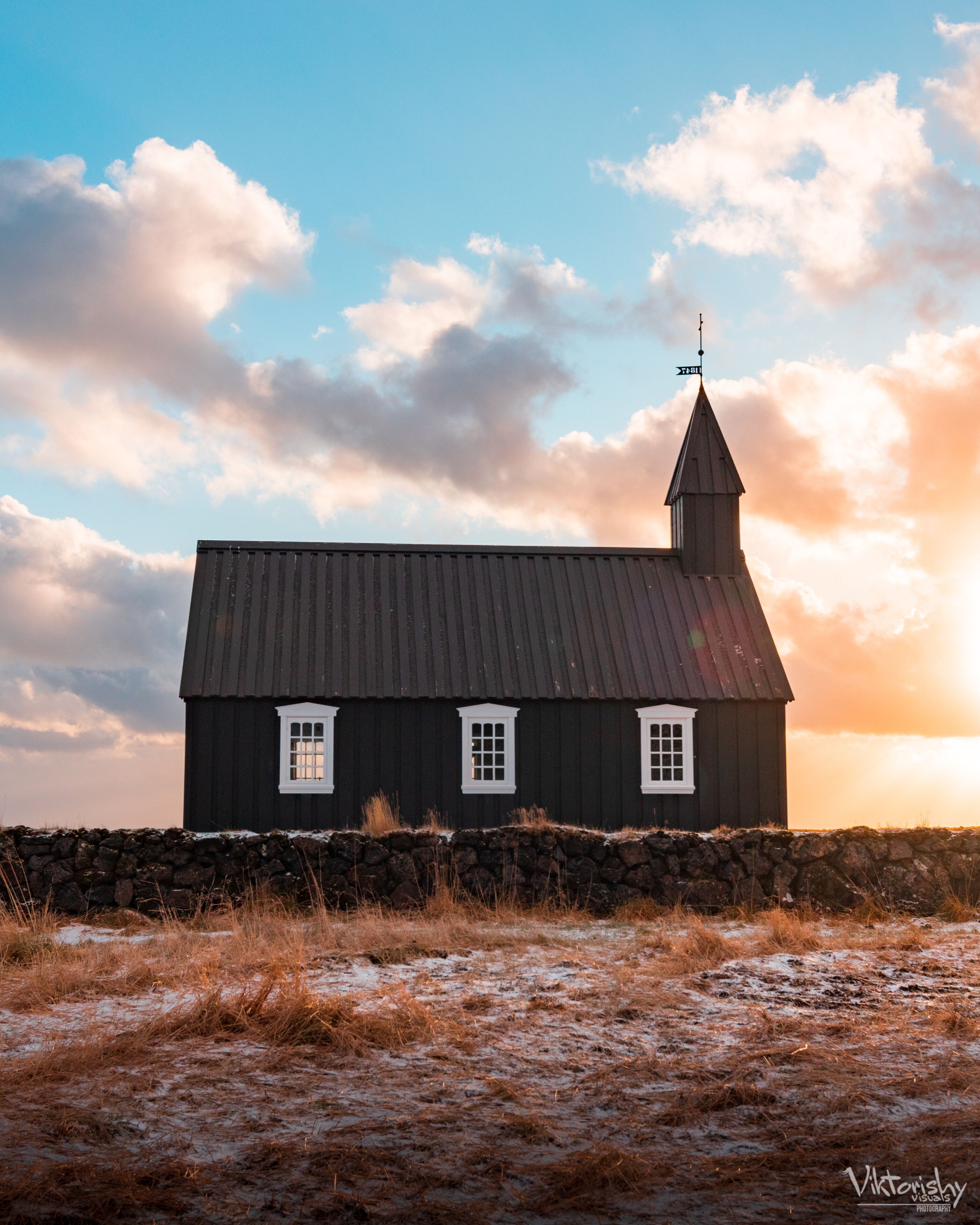 The iconic black church of Budir in Iceland. Very photogenic and a nice escape from all the bus loads of tourists at some other locations.

Canon EOS 77D | 20mm | F7,1 | 1/500 second | iso 100

#iceland
#church
#photography
#sunset