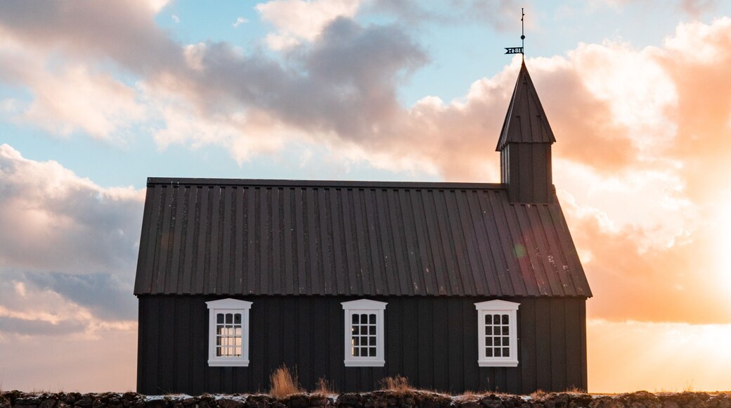 The iconic black church of Budir in Iceland. Very photogenic and a nice escape from all the bus loads of tourists at some other locations.
Canon EOS 77D | 20mm | F7,1 | 1/500 second | iso 100
#iceland
#church
#photography
#sunset