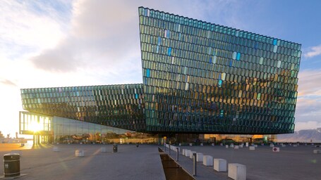 Ein modernes Glasgebäude mit einem markanten, ungewöhnlichen Design.