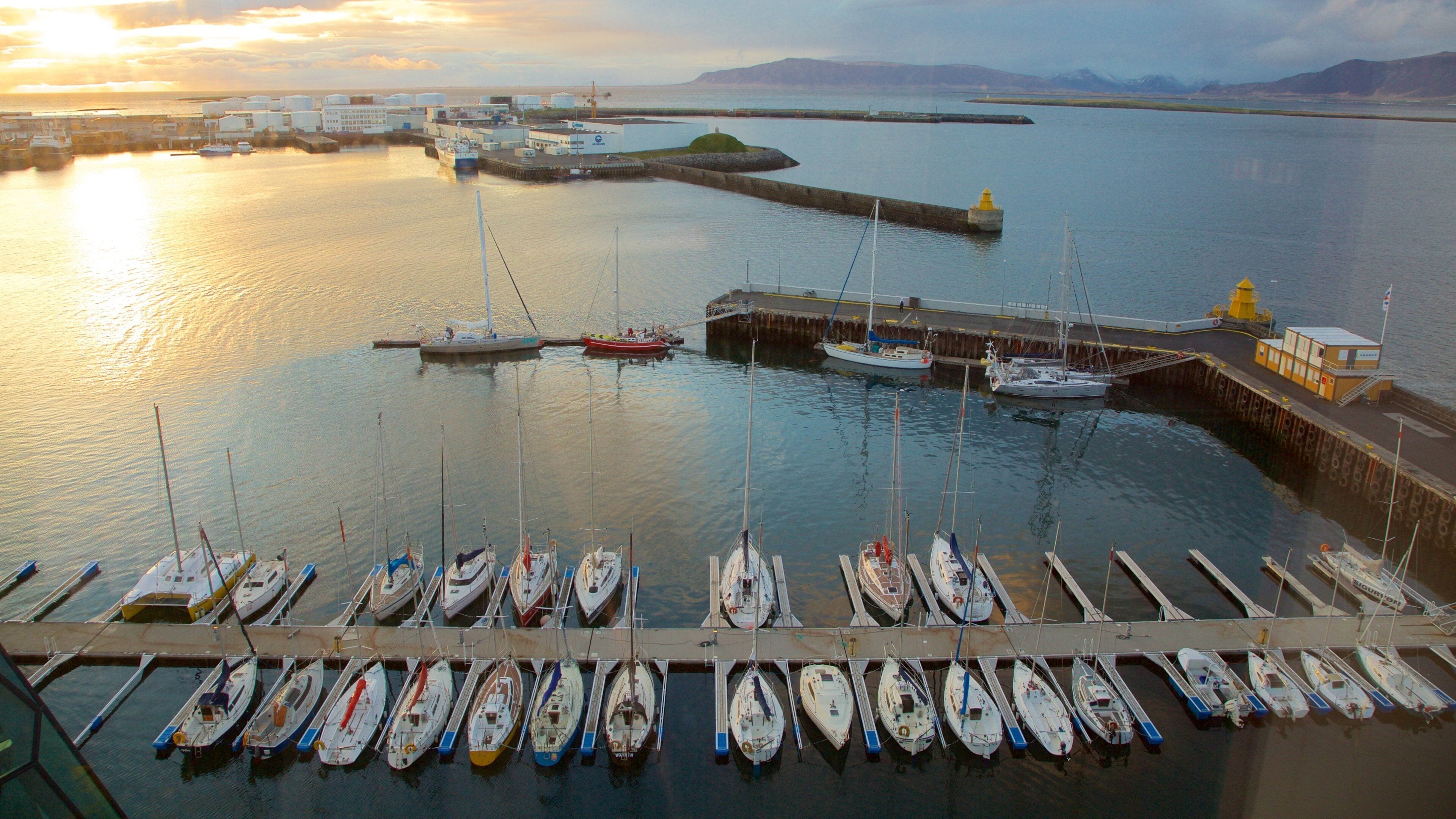 レイキ  ャビーク 表示 夕焼け, セーリング と 海岸線の眺め
