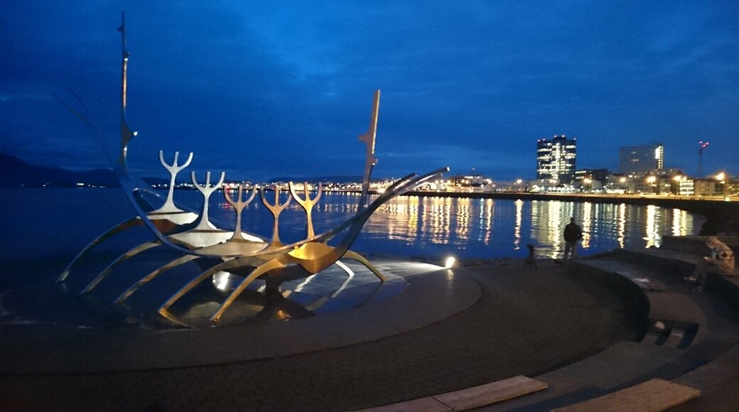 Amazing sculpture in the bay