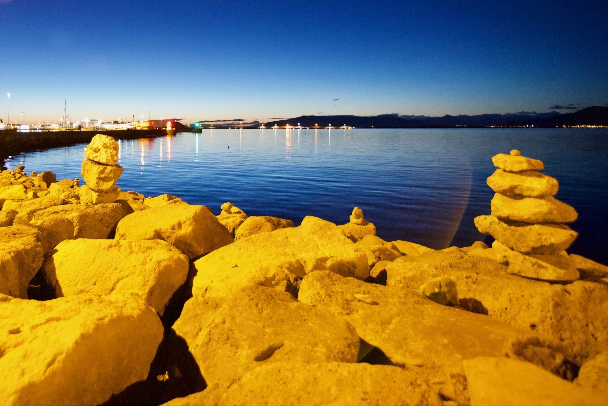 The Sculpture and Shore Walk is a popular walking path in Reykjavík. It’s located at the north coast of Reykjavík has magnificent views of the Kollafjörður fjord with its islands and the mountains north of Reykjavík.
#Iceland #Reykjavik #seashore #stone #golden