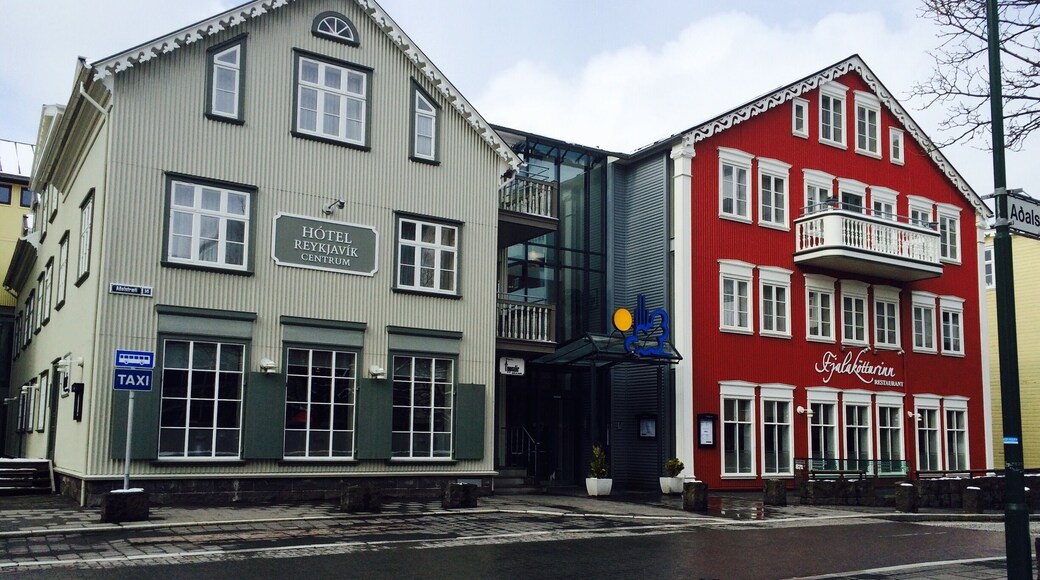 Great hotel in a central location! Recently renovated, quiet, convenient and delicious hot breakfast included!