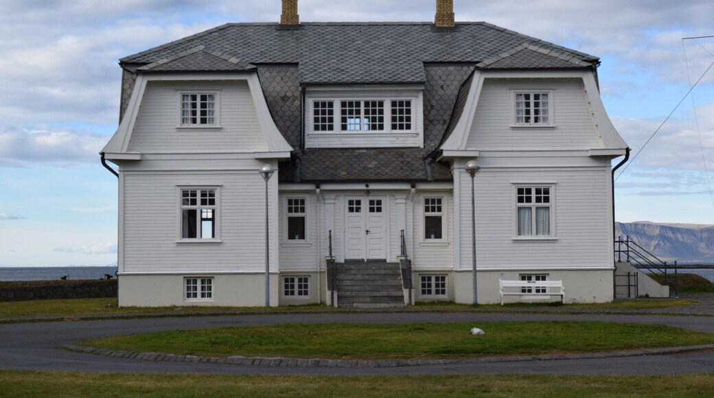 Hofdi House is an inconspicuous white house on the outskirts of Reykjavik. This beautiful building was one of my favorite sites in Rekyjavik. In 1986 Reagan and Gorbatsjov met here and their meeting is often referred to the end of the Cold War. The landscape in iceland is incredible, but stumbling upon this piece of history was one of my favorite parts of my trip. #LifeAtExpedia