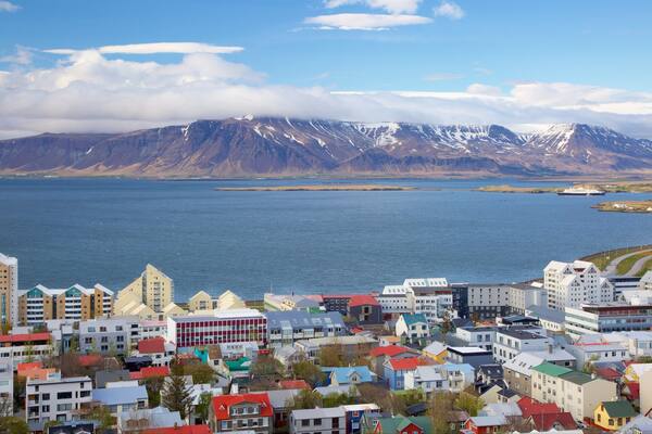 Reykjavík welches beinhaltet allgemeine Küstenansicht, Berge und Stadt