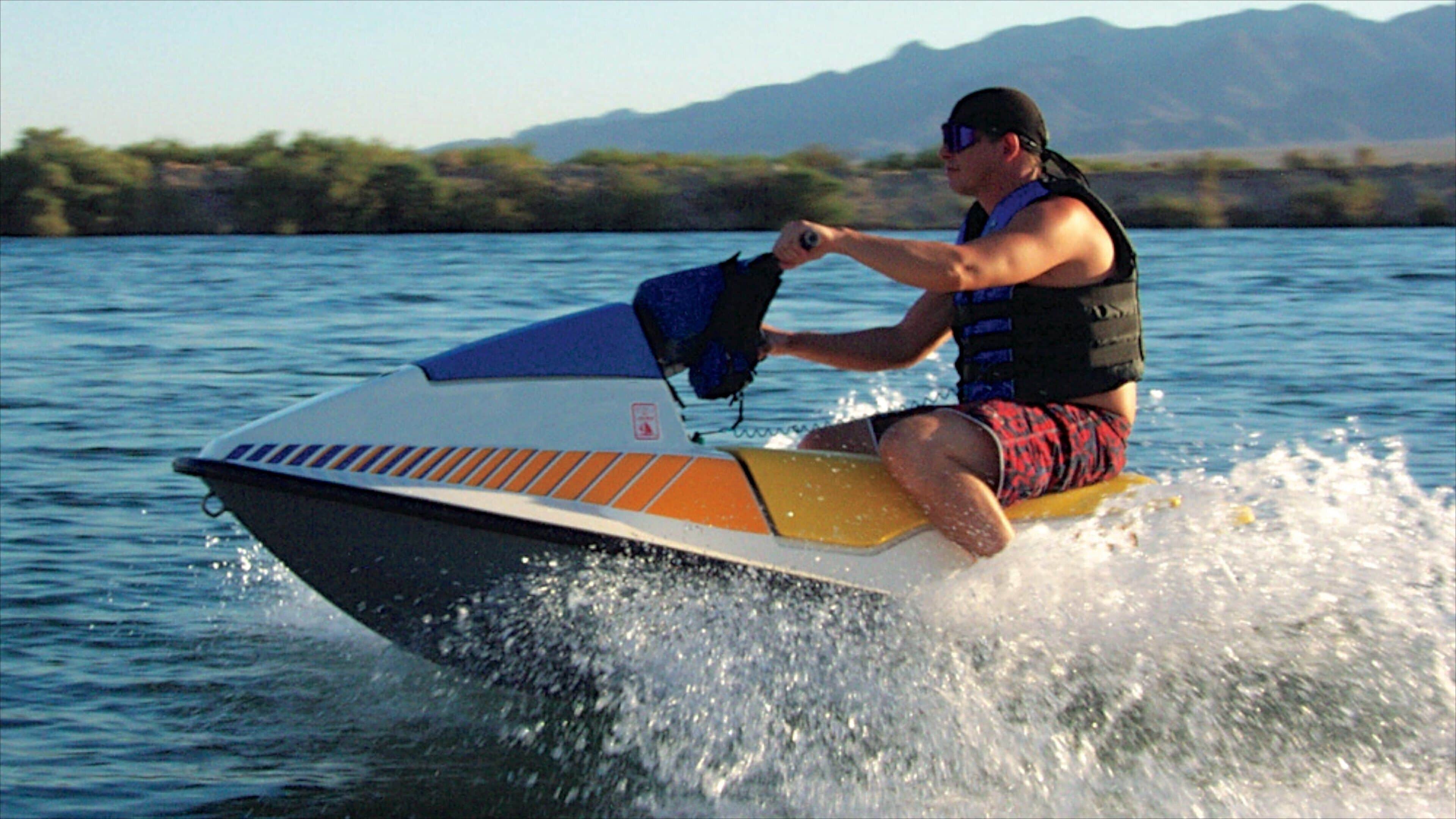 Bullhead City som inkluderer vannscooter-kjøring og innsjø i tillegg til en mann