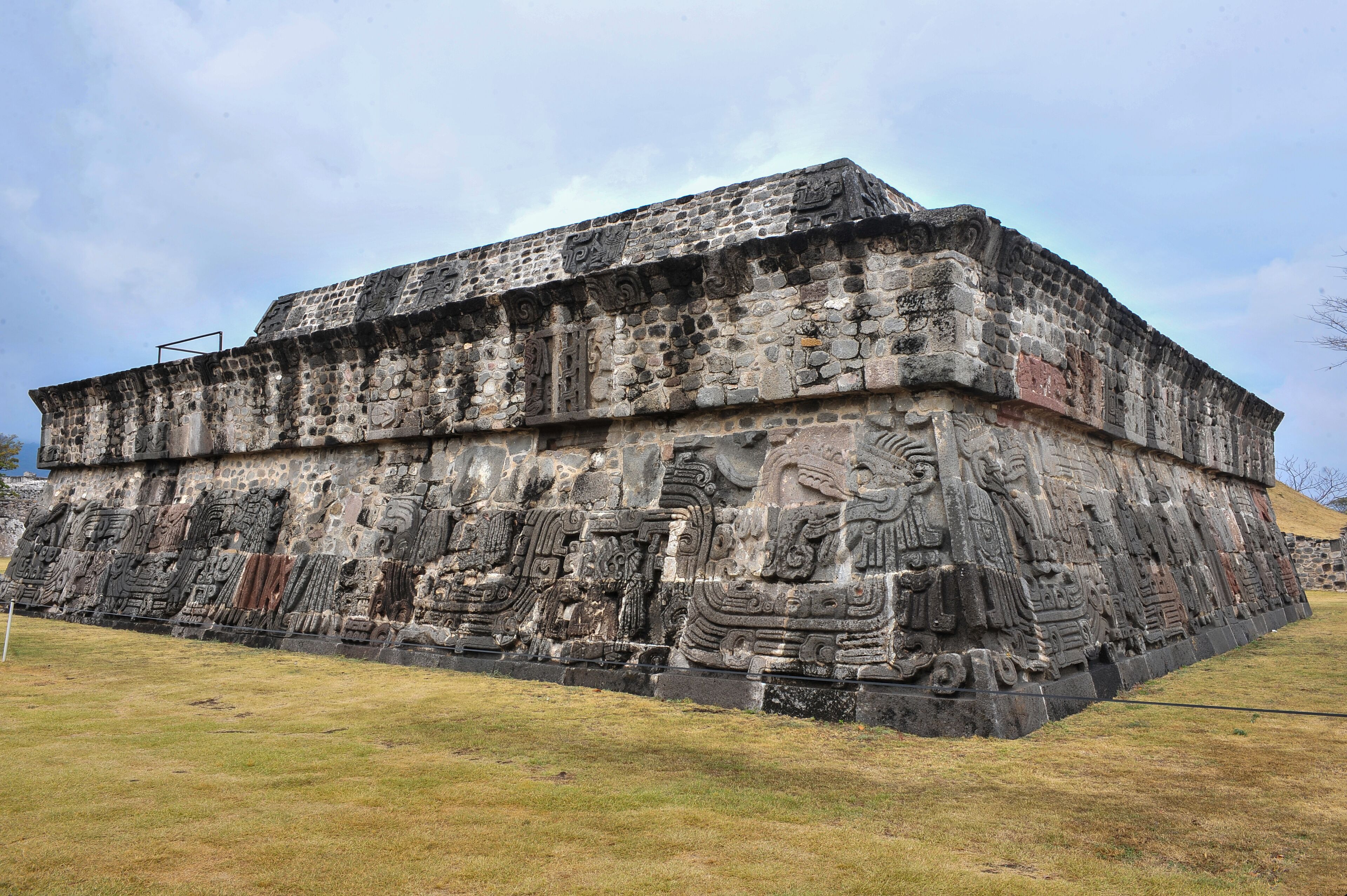 Templo de la serpiente emplumada Quetzalcóatl, en el sitio arqueológico de Xochicalco.