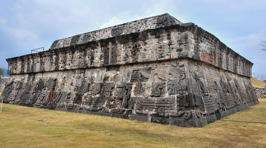 Templo de la serpiente emplumada Quetzalcóatl, en el sitio arqueológico de Xochicalco.