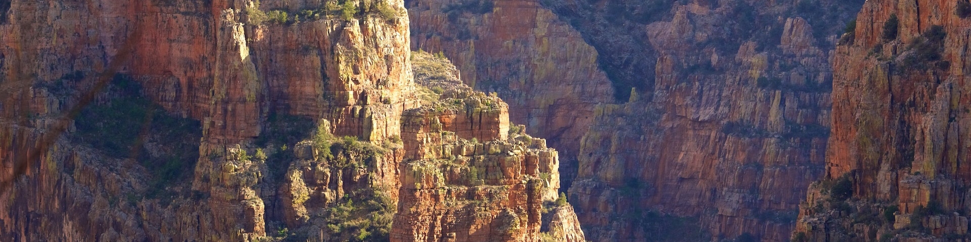 Região central de Arizona mostrando paisagem, montanhas e um desfiladeiro ou canyon