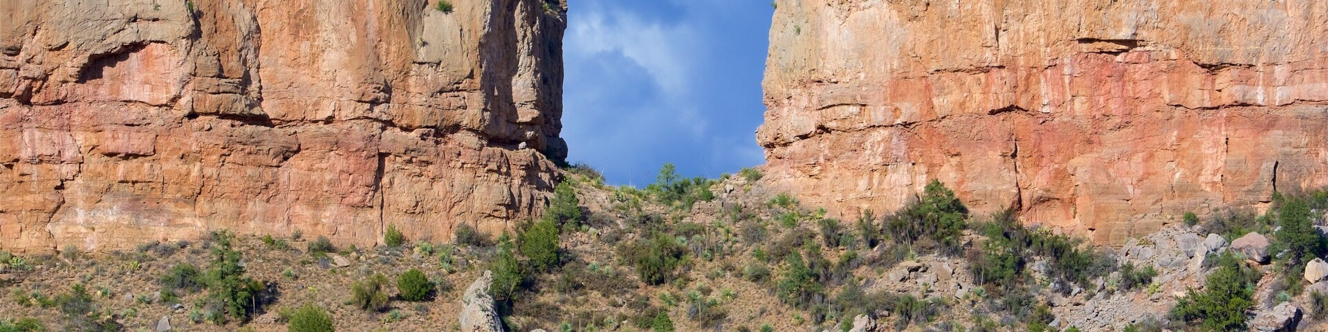 Região central de Arizona caracterizando um desfiladeiro ou canyon e montanhas