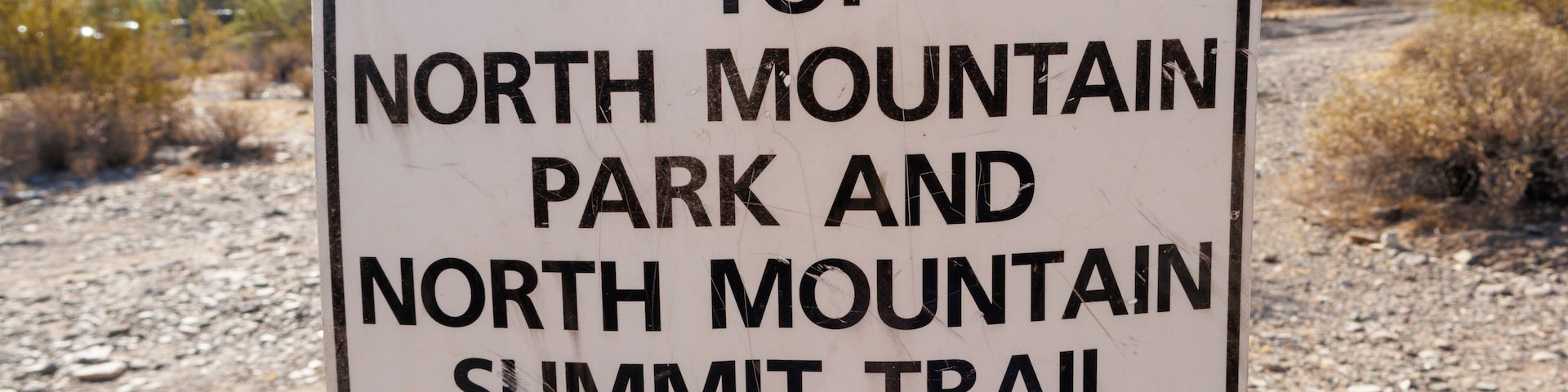 Placa indicativa para o Parque da Montanha do Norte e a Trilha do Cume da Montanha do Norte.