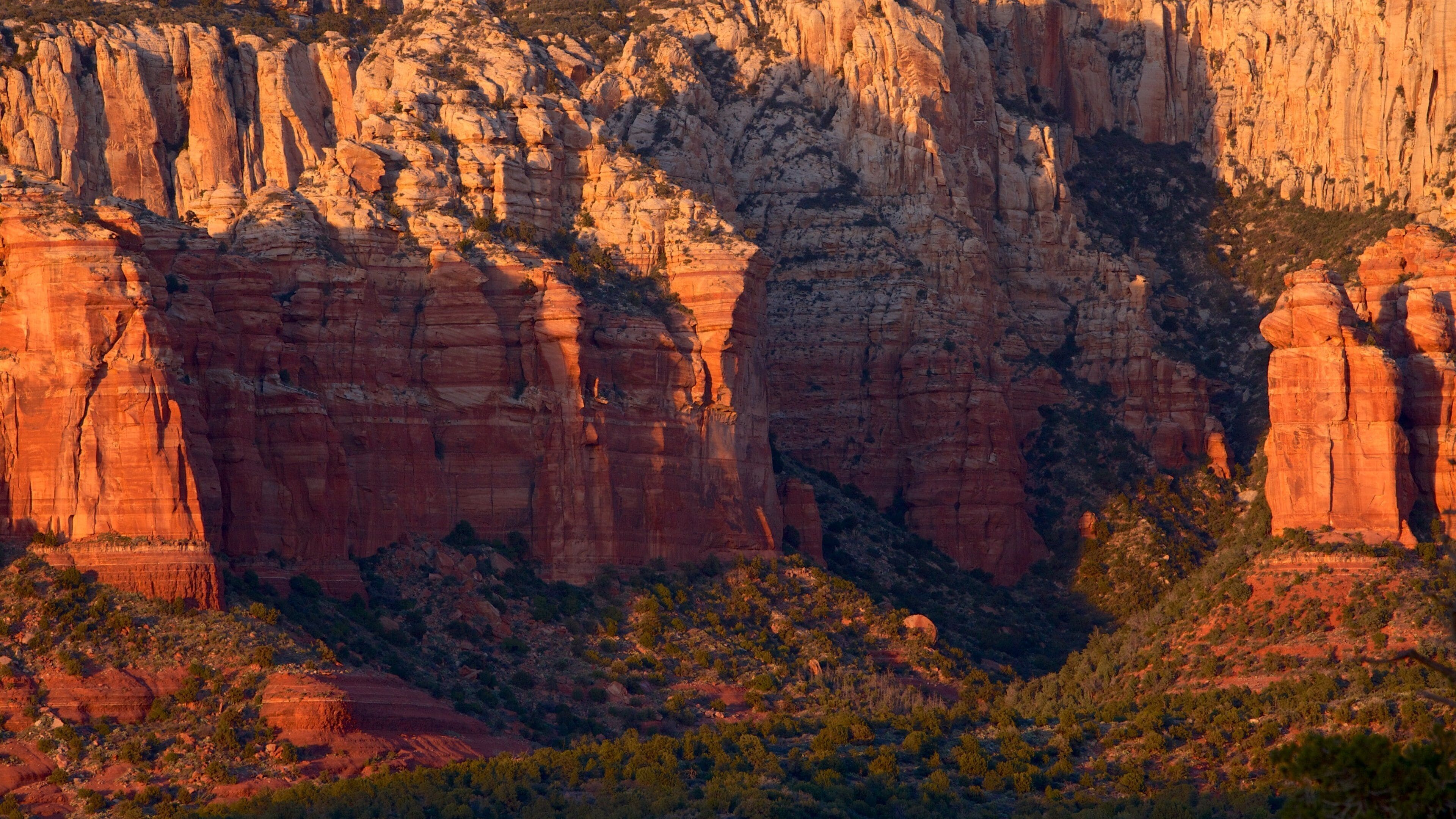 Sedona mostrando situaciones tranquilas y un cañón o garganta