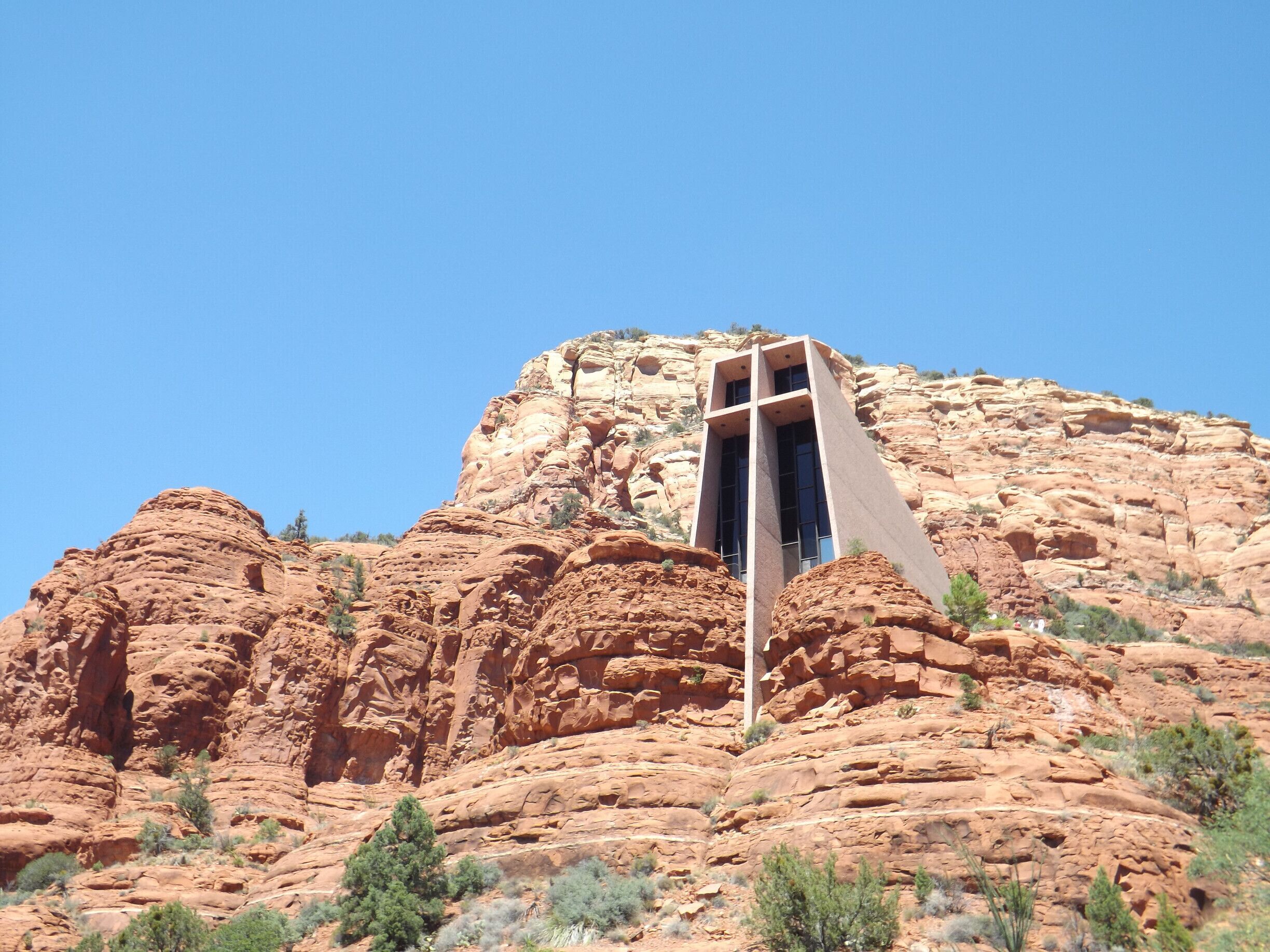 From "uptown" Sedona, take 179 south toward the Village of Oak Creek for 3.1 miles. Turn left on Chapel Road and go to the end.
From the Chapel you can view Bell rock.
#architecture #roadtrip